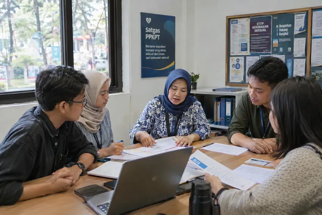 Mahasiswa dan tim Satgas kampus